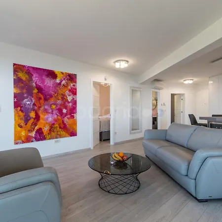 Penthouse With Private Hottub - Bigblue Apartment *