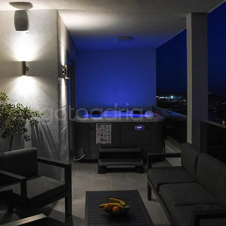 Penthouse With Private Hottub - Bigblue *