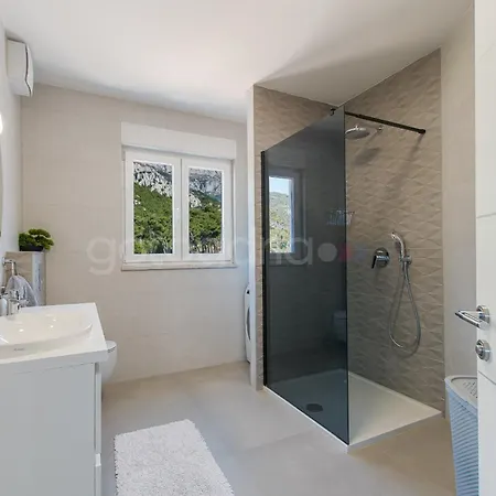 Penthouse With Private Hottub - Bigblue Makarska