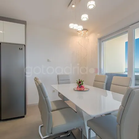 Penthouse With Private Hottub - Bigblue * Makarska