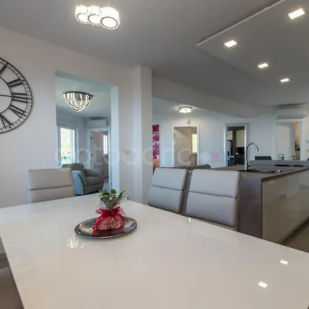 Penthouse With Private Hottub - Bigblue Makarska