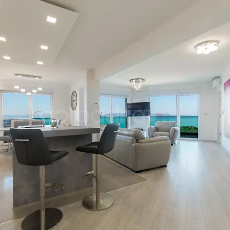 Apartment Penthouse With Private Hottub - Bigblue *