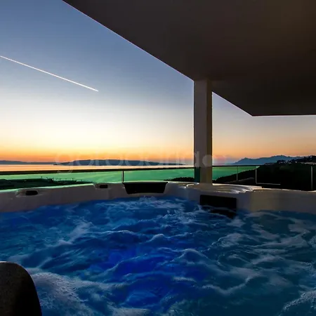 Penthouse With Private Hottub - Bigblue Makarska