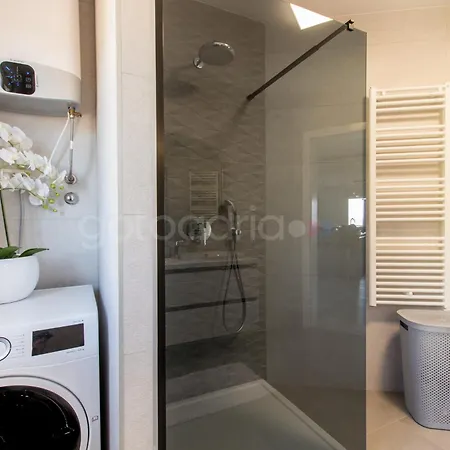 Penthouse With Private Hottub - Bigblue