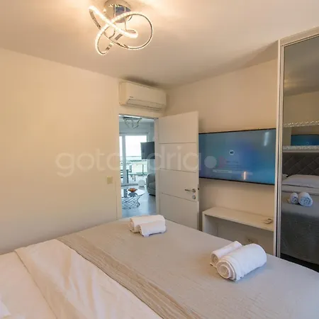 Penthouse With Private Hottub - Bigblue Apartment
