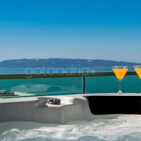Penthouse With Private Hottub - Bigblue Apartment