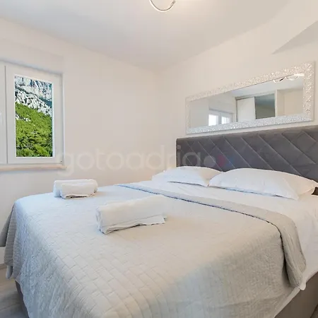 Penthouse With Private Hottub - Bigblue Apartment Makarska