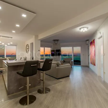 Penthouse With Private Hottub - Bigblue * Makarska