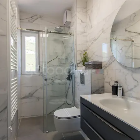 Penthouse With Private Hottub - Bigblue Makarska